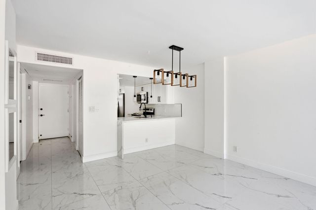 118 Royal Park Drive 1B, Oakland Park, FL 33309