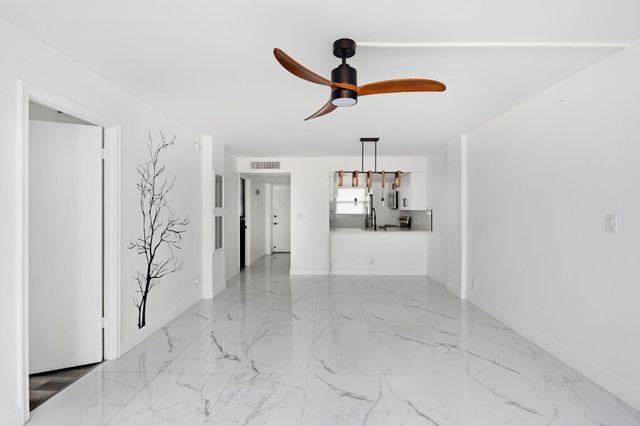 118 Royal Park Drive 1B, Oakland Park, FL 33309