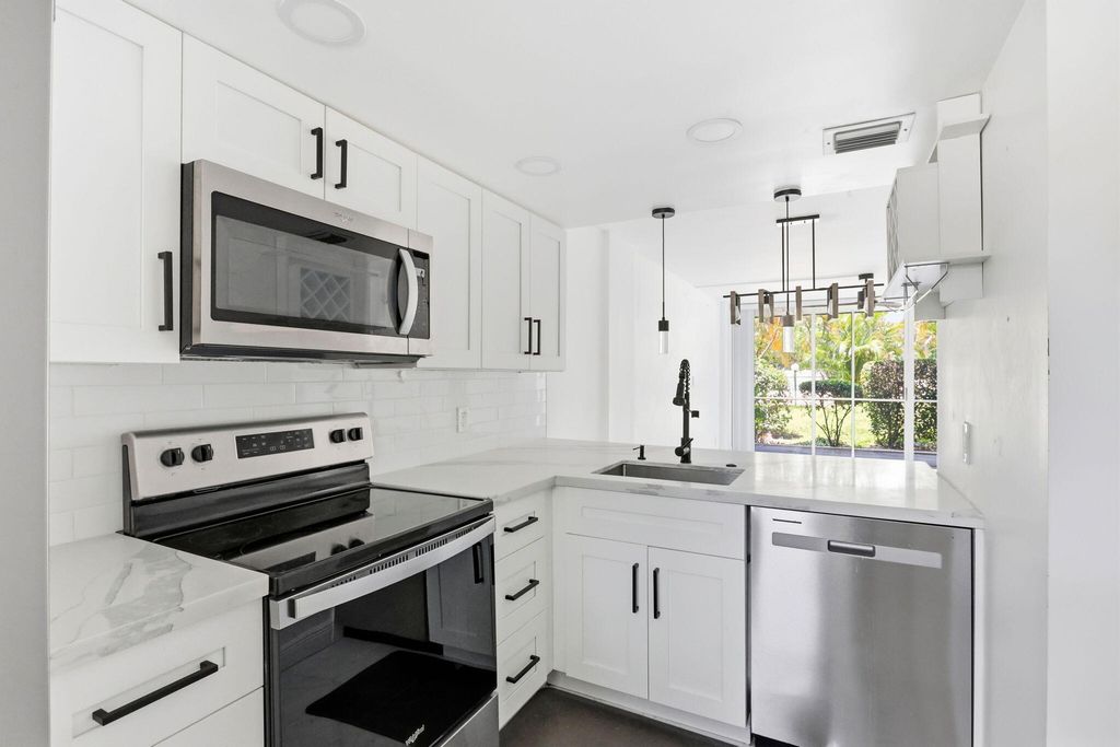 118 Royal Park Drive 1B, Oakland Park, FL 33309