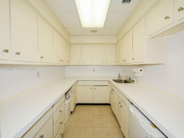 3113 Ponce De Leon Blvd, Coral Gables, FL 33134