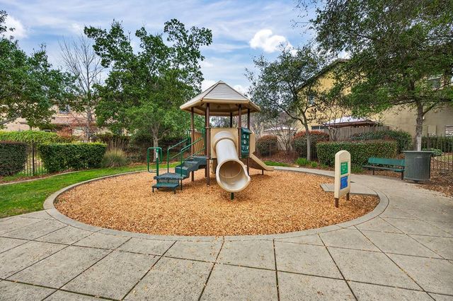 7102 Orchard Cir, Penryn, CA 95663