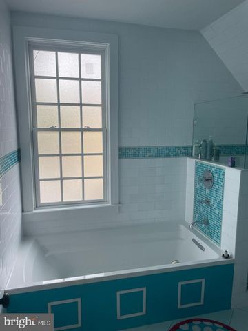 2922 NEWARK ST NW, Washington, DC 20008