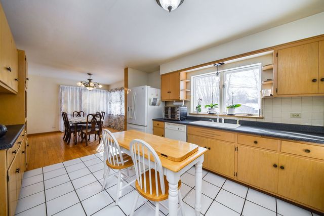 22W417 Tamarack Drive, Glen Ellyn, IL 60137