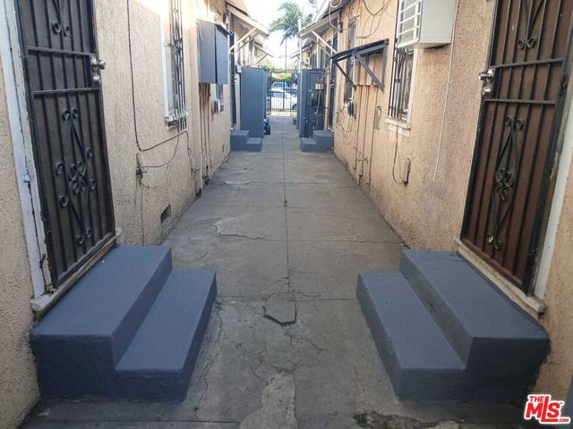 1139 E 69th Street, Los Angeles, CA 90001