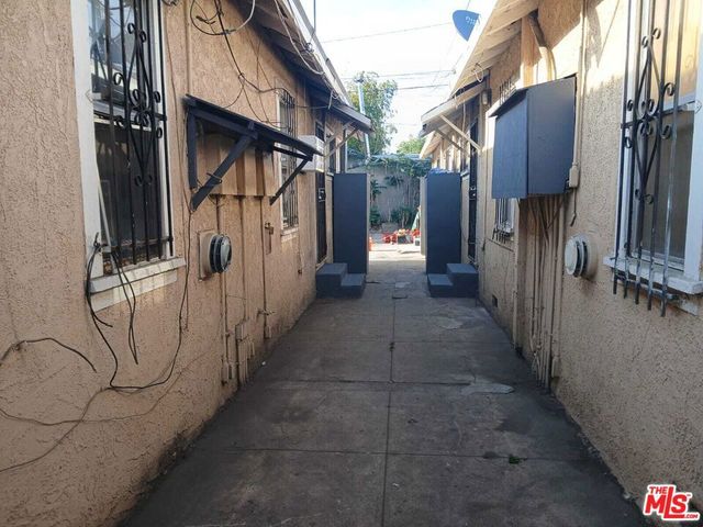 1139 E 69th Street, Los Angeles, CA 90001