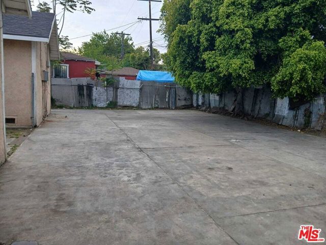 1139 E 69th Street, Los Angeles, CA 90001