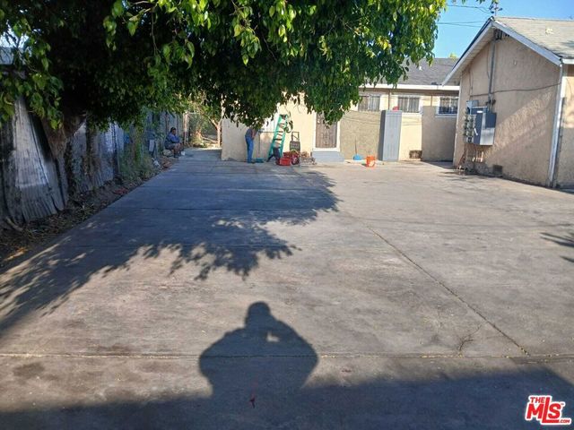 1139 E 69th Street, Los Angeles, CA 90001