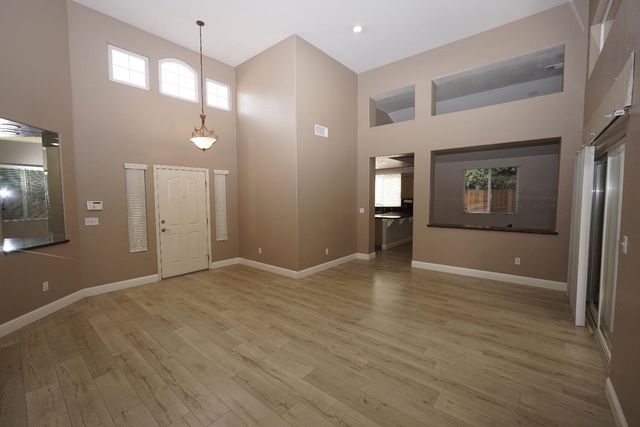 5919 W Chennault Avenue, Fresno, CA 93722