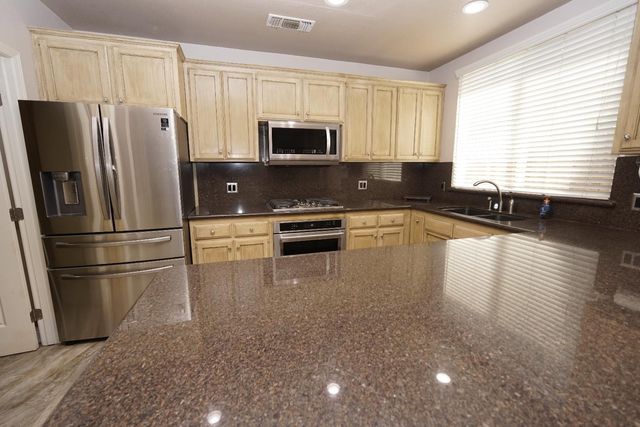 5919 W Chennault Avenue, Fresno, CA 93722