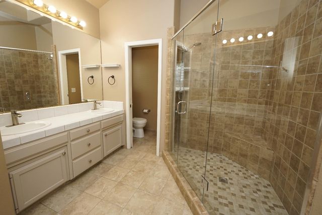 5919 W Chennault Avenue, Fresno, CA 93722