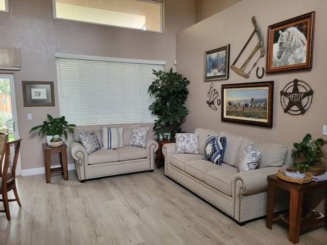 5919 W Chennault Avenue, Fresno, CA 93722