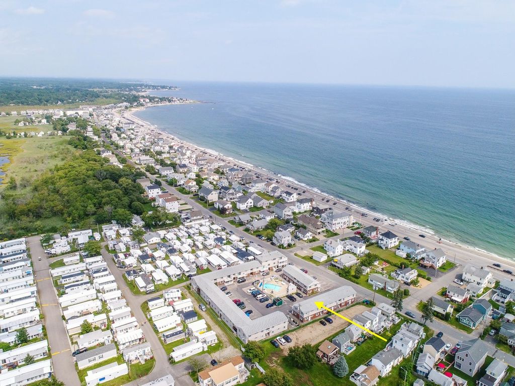 Image 2 of property listing at 68 Kings Highway # 3, Hampton, NH 03842