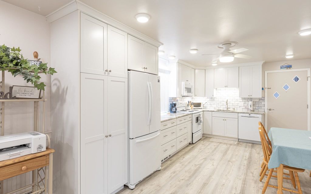 Image 3 of property listing at 68 Kings Highway # 3, Hampton, NH 03842