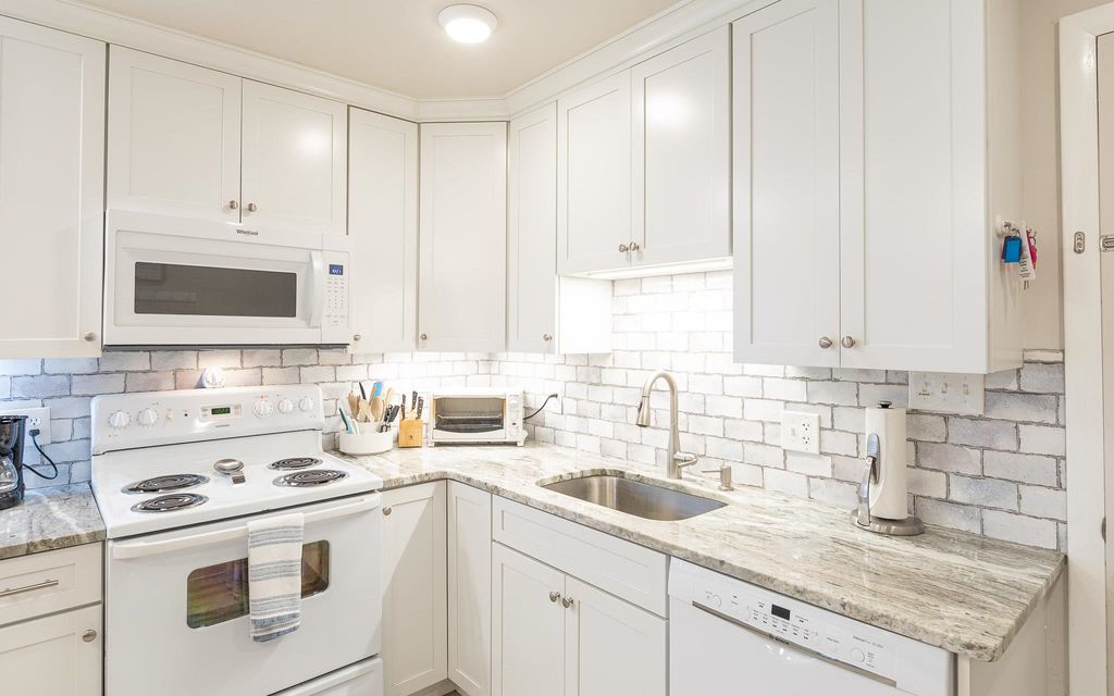 Image 4 of property listing at 68 Kings Highway # 3, Hampton, NH 03842