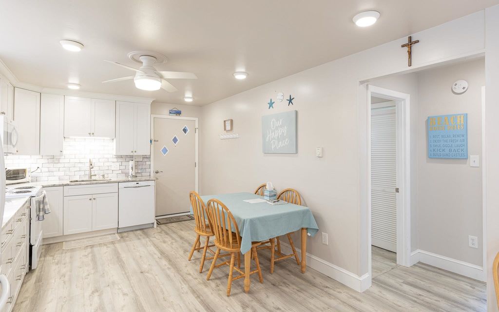 Image 8 of property listing at 68 Kings Highway # 3, Hampton, NH 03842