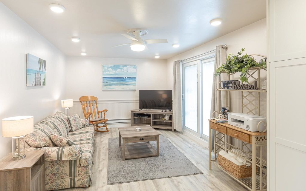 Image 10 of property listing at 68 Kings Highway # 3, Hampton, NH 03842
