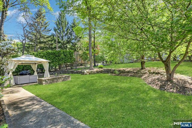 154 Spring Valley Road, Park Ridge, NJ 07656