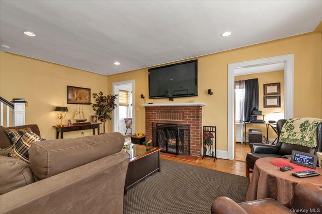 20 Highland Place, Great Neck, NY 11020