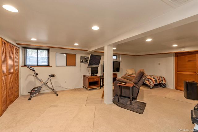 20 Highland Place, Great Neck, NY 11020
