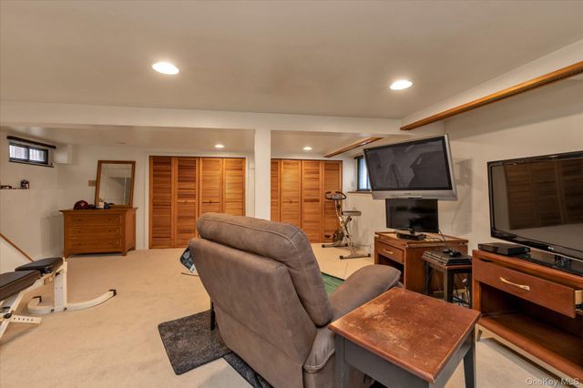 20 Highland Place, Great Neck, NY 11020