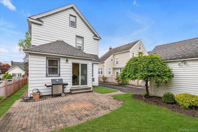 20 Highland Place, Great Neck, NY 11020