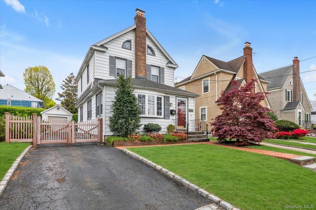 20 Highland Place, Great Neck, NY 11020