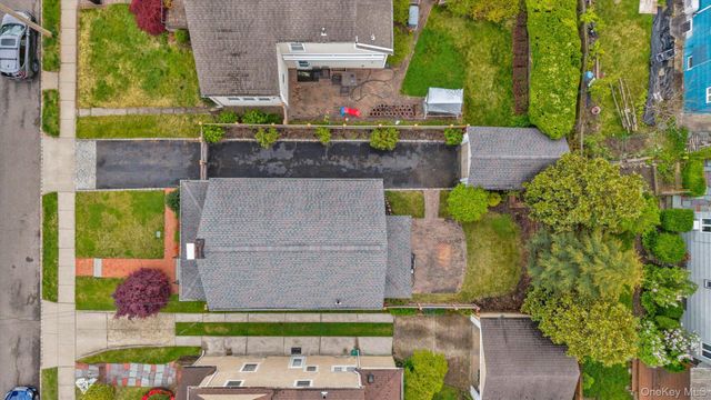 20 Highland Place, Great Neck, NY 11020