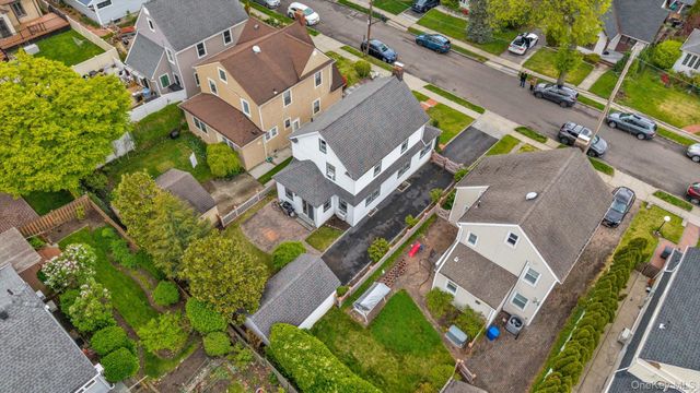 20 Highland Place, Great Neck, NY 11020