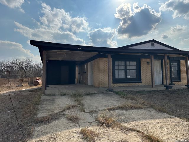 426 Carrizo Hill, Carrizo Springs, TX 78834