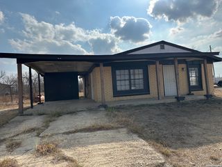 426 Carrizo Hill, Carrizo Springs, TX 78834