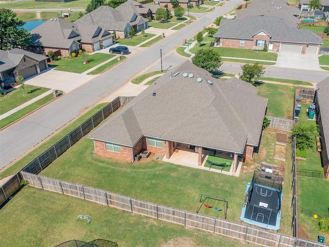4612 Kentucky Ridge Drive, Mustang, OK 73064