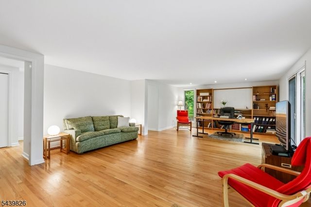 42 Pin Oak Rd, Montgomery Twp., NJ 08558