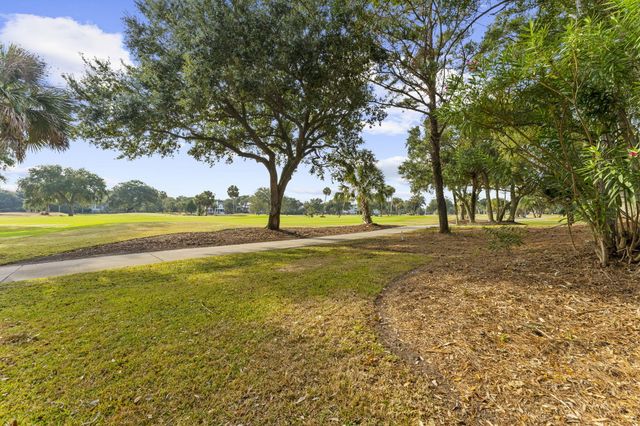 10 Commons Court, Isle Of Palms, SC 29451