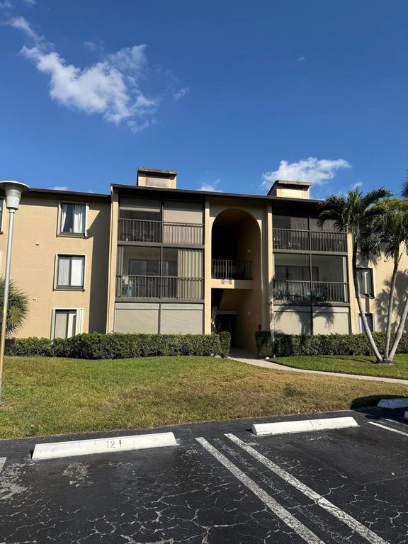 703 Sunny Pine Way B3, Greenacres, FL 33415