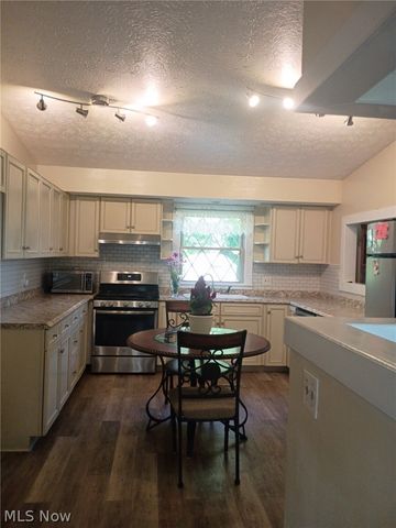 1977 Massillon Road, Akron, OH 44312