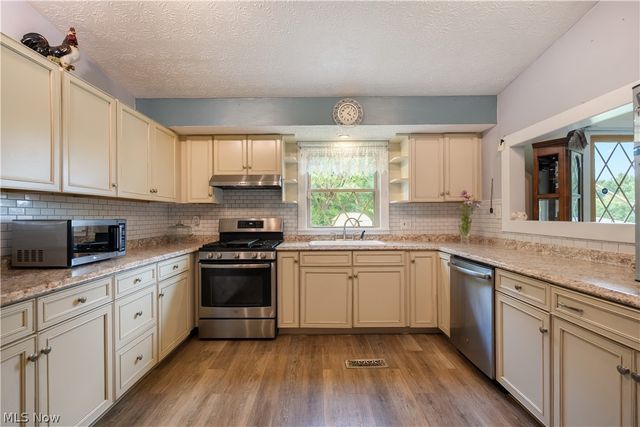 1977 Massillon Road, Akron, OH 44312