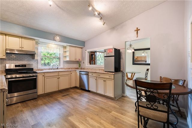 1977 Massillon Road, Akron, OH 44312