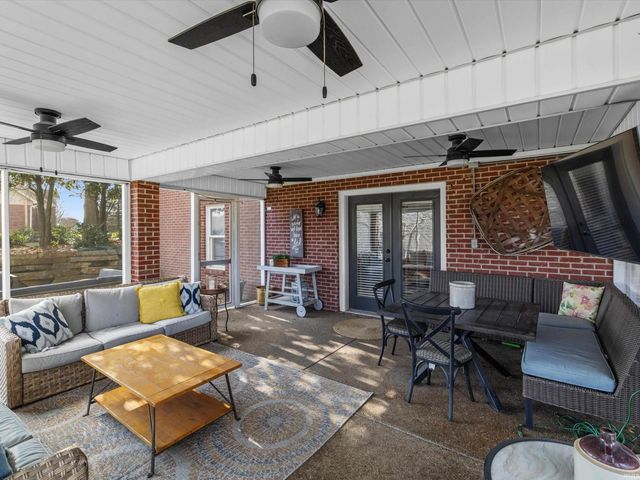 10001 Oglesby Drive, Evansville, IN 47720