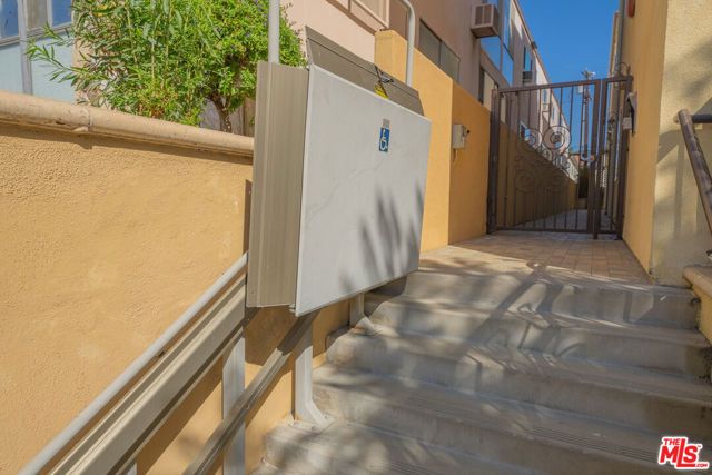 626 E Orange Grove Avenue 105, Burbank, CA 91501