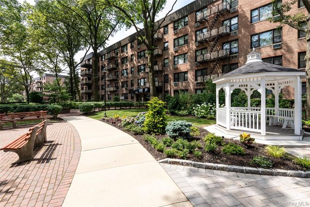 5 Birchwood Court 2-0, Mineola, NY 11501