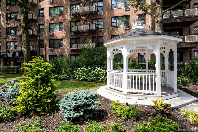 5 Birchwood Court 2-0, Mineola, NY 11501