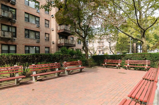 5 Birchwood Court 2-0, Mineola, NY 11501