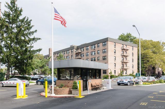 5 Birchwood Court 2-0, Mineola, NY 11501