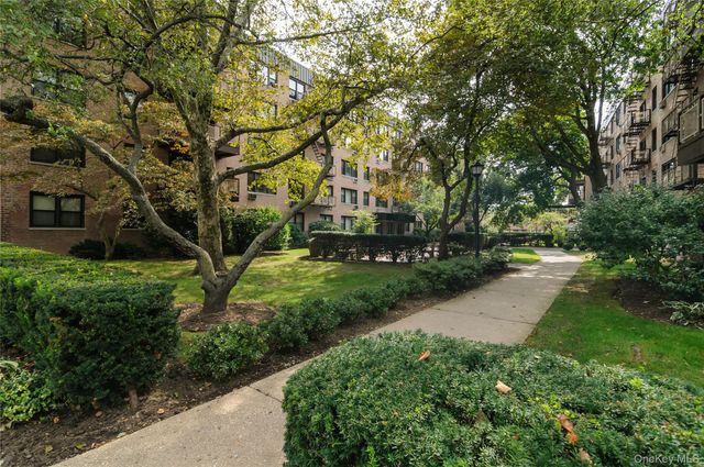 5 Birchwood Court 2-0, Mineola, NY 11501