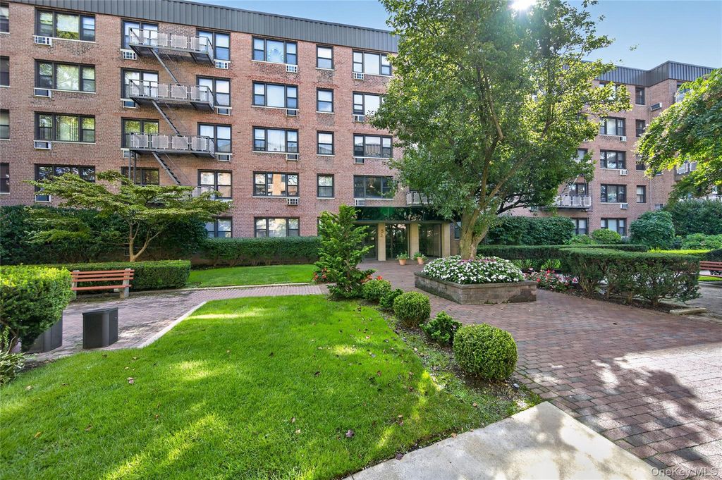 5 Birchwood Court 2-0, Mineola, NY 11501 — photo 3