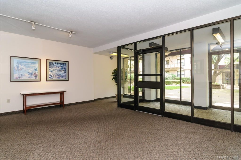 5 Birchwood Court 2-0, Mineola, NY 11501 — photo 4