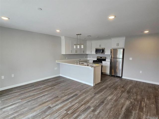 221 Eastview Drive 16, Central Islip, NY 11722
