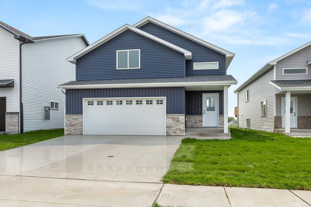 2623 38 Avenue S, Moorhead, MN 56560