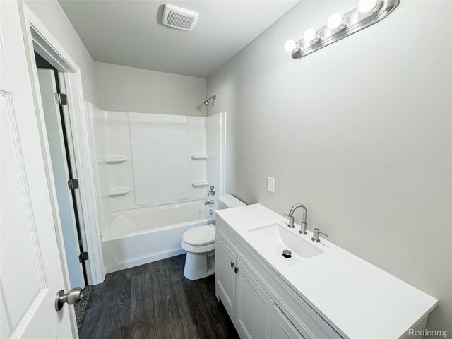 107 Oakwood Street, Holly Village, MI 48442