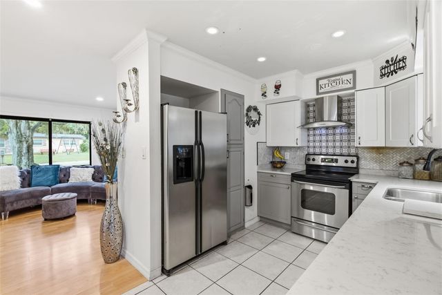 9242 N 52ND STREET, Tampa, FL 33617